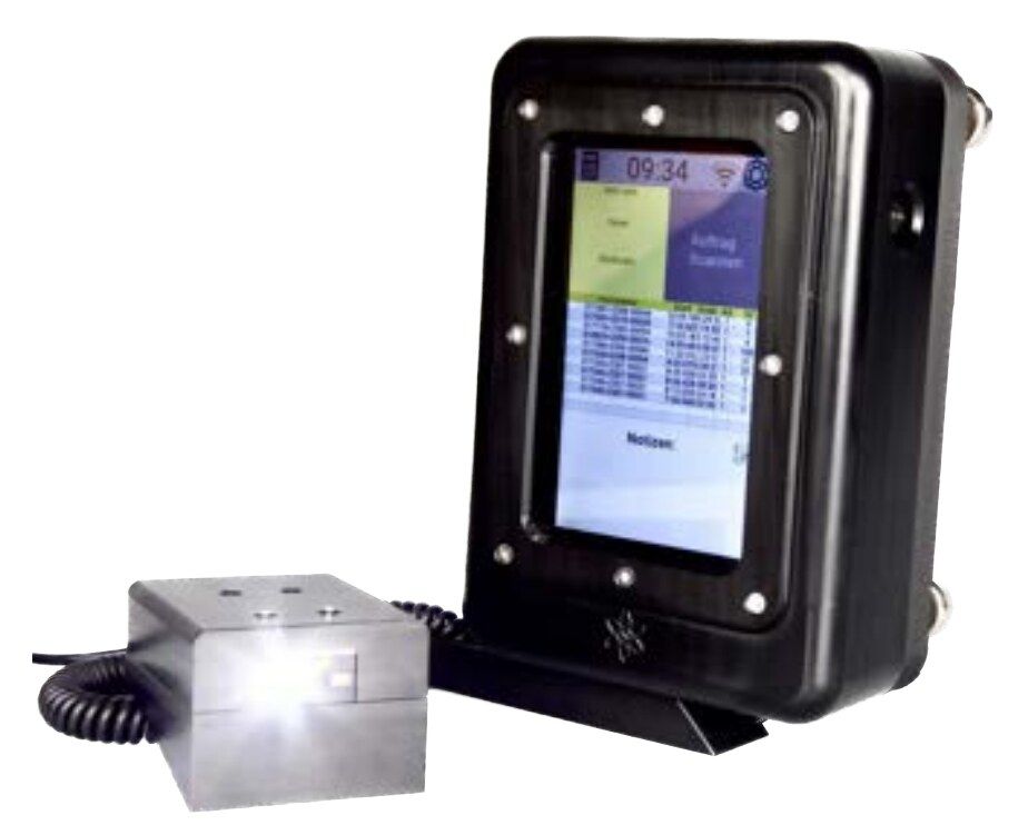 SKYready Terminal mit Touchdisplay und angeschlossenem Scanner zur Erfassung von Produktionszeiten